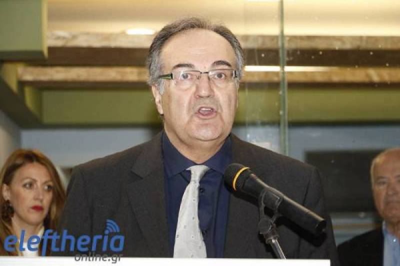 Ο Κοσμόπουλος για τις ξαπλώστρες στην παραλία της Καλαμάτας