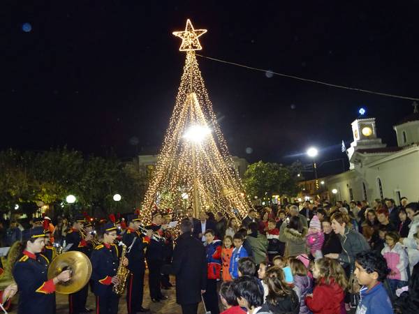 Φωταγωγήθηκε το χριστουγεννιάτικο δέντρο στους Γαργαλιάνους