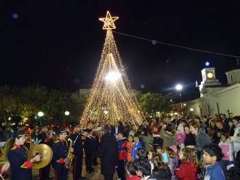 Φωταγωγήθηκε το χριστουγεννιάτικο δέντρο στους Γαργαλιάνους