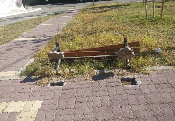 Ανάσκελα το παγκάκι