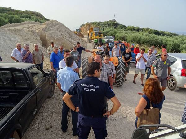 Απέκλεισαν το Γαργαλιάνοι - Ρωμανού διαμαρτυρόμενοι για τις απαλλοτριώσεις (φωτογραφίες)