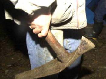 Ηλικιωμένος επιτέθηκε σε παιδί με τσεκούρι σε χωριό της Πύλου