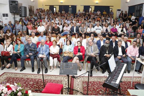 Πλήθος κόσμου στην παρουσίαση του φωτογραφικού λευκώματος για το Νησί (vid)