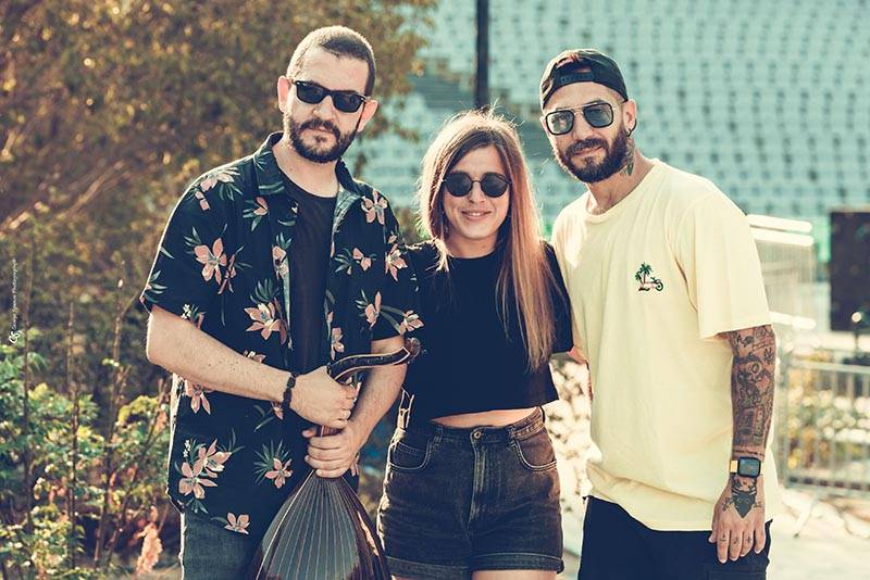 "Περπατούσα αφηρημένη": Ο Θωμάς Κωνσταντίνου διασκευάζει Ελένη Βιτάλη