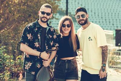 "Περπατούσα αφηρημένη": Ο Θωμάς Κωνσταντίνου διασκευάζει Ελένη Βιτάλη