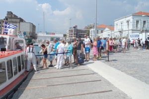 Επειδή ο καπετάνιος φοβήθηκε το νοτιά: Βγήκαν με λάντζες από το κρουαζιερόπλοιο