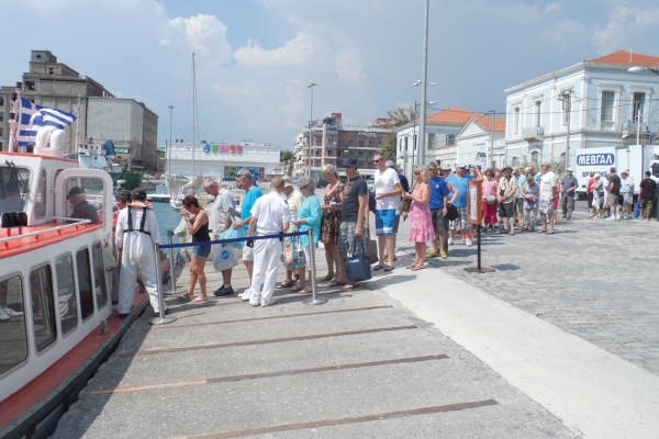 Επειδή ο καπετάνιος φοβήθηκε το νοτιά: Βγήκαν με λάντζες από το κρουαζιερόπλοιο