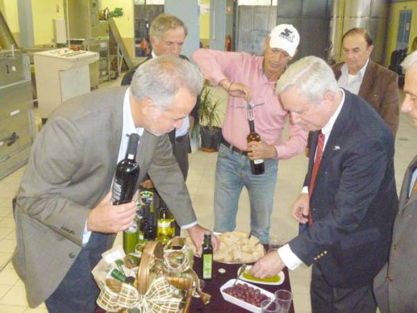 Φρέσκο λάδι και ελιές δοκίμασε στην Καλαμάτα ο πρέσβης των ΗΠΑ (Φωτογραφίες)