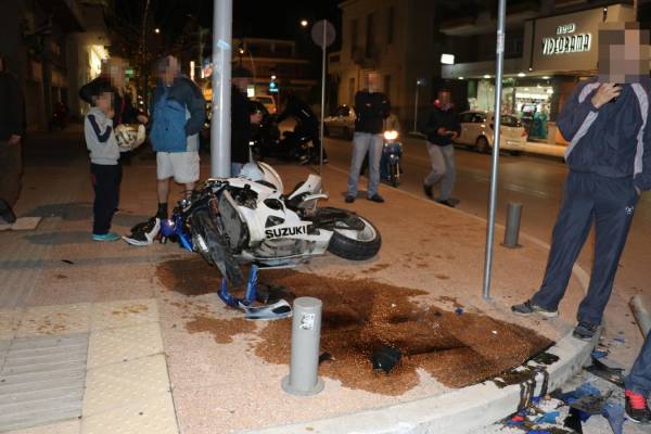 Τροχαίο με τραυματισμό μοτοσικλετιστή στην οδό Φαρών στην Καλαμάτα (βίντεο)