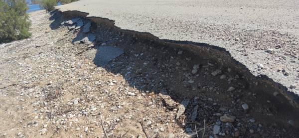 Επικίνδυνος o παραλιακός δρόμος της Κυπαρισσίας - Μέτρα ζητεί ο Εμπορικός Σύλλογος