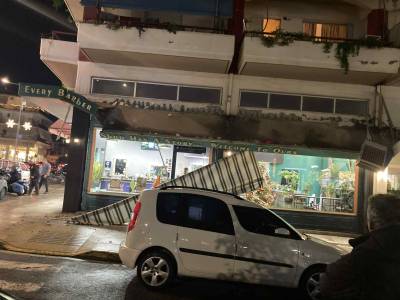 Κατάρρευση μαρκίζας στο κέντρο της Καλαμάτας