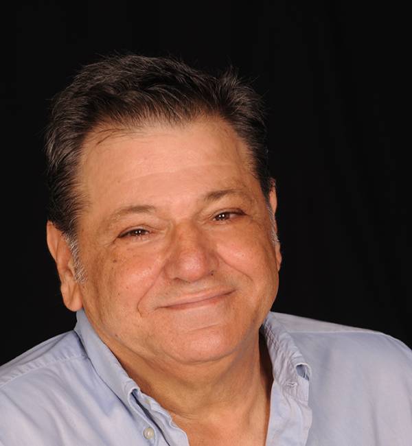 O Γιώργος Παρτσαλάκης στην "Ε": “Το θέατρο είναι λύτρωση για τον ηθοποιό”