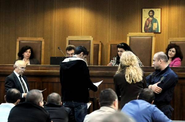 &quot;Η δουλειά σας είναι να αποτρέπετε καταστάσεις&quot;, είπε η πρόεδρος στον αστυνομικό που κατέθεσε στη δίκη της Χρυσής Αυγής