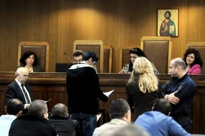 &quot;Η δουλειά σας είναι να αποτρέπετε καταστάσεις&quot;, είπε η πρόεδρος στον αστυνομικό που κατέθεσε στη δίκη της Χρυσής Αυγής