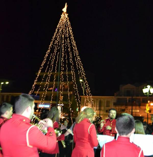 Φωταγωγήθηκε το χριστουγεννιάτικο δένδρο στα Φιλιατρά