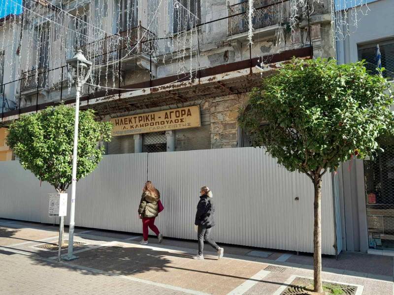 Καλαμάτα: Έβαλαν τσίγκους στο διατηρητέο Ανδρεάκου