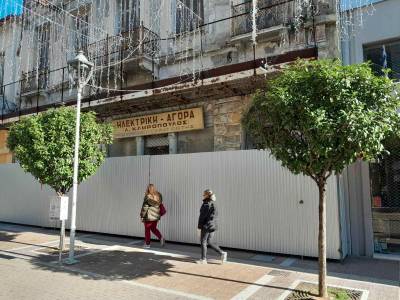 Καλαμάτα: Έβαλαν τσίγκους στο διατηρητέο Ανδρεάκου