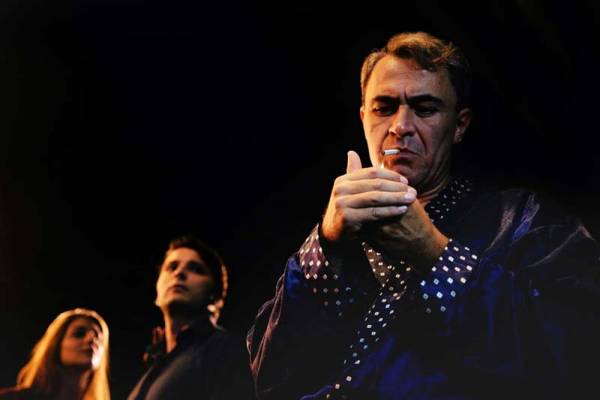 Ο Καλαματιανός Θανάσης Κουρλαμπάς στην παράσταση “Μια φωνή και ένα ψέμα”