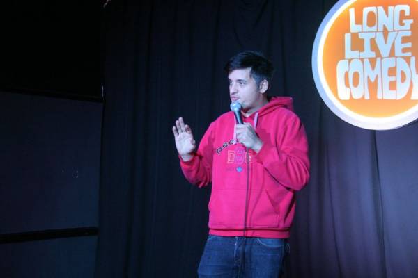 Ο Καλαματιανός Γιώργος Ζαχαρόπουλος μετρά τις δυνάμεις του στο stand-up comedy και στο εξωτερικό (βίντεο)