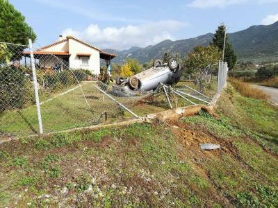 Μεσσηνία: Αυτοκίνητο ανατράπηκε και κατέληξε σε κήπο!