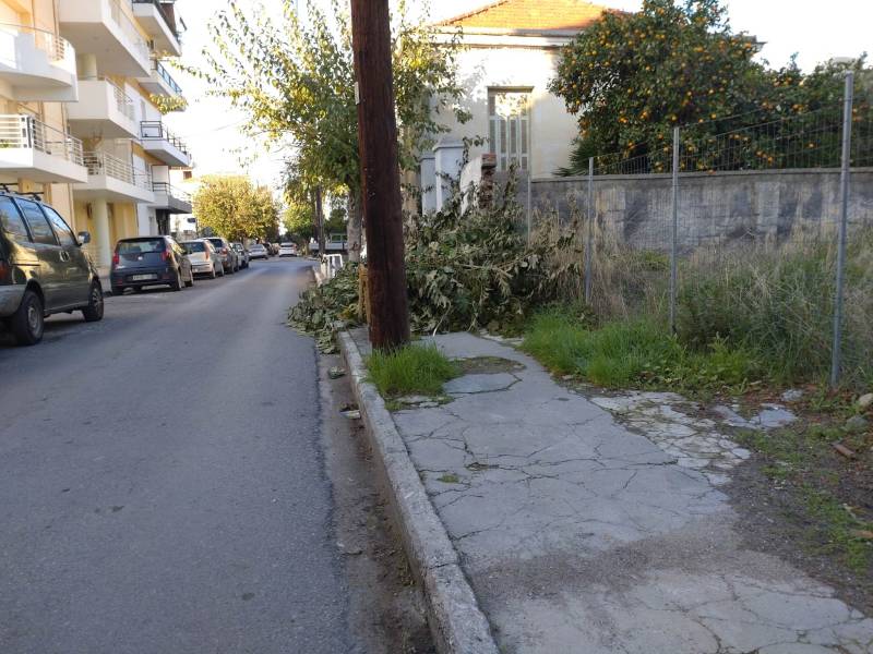 Τα παρατούν στα πεζοδρόμια