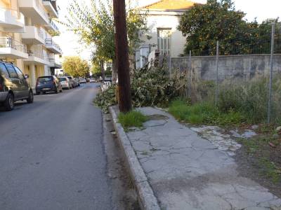 Τα παρατούν στα πεζοδρόμια