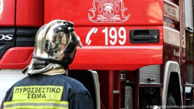 Υπό μερικό έλεγχο η πυρκαγιά σε αγροτοδασική έκταση στον παράδρομο της Αττικής Οδού στο Κορωπί
