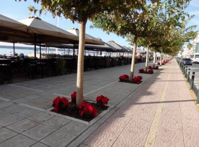 Γιατί κλείνουν τα μαγαζιά στην παραλία