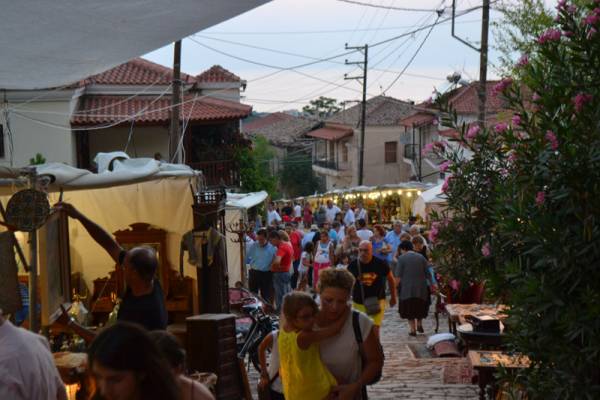 Μεγάλη προσέλευση στο παζάρι αντικών