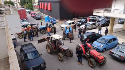Συγκέντρωση αγροτών στο Δασαρχείο Καλαμάτας