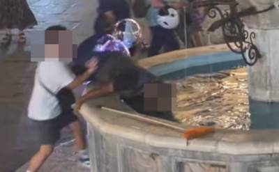 Οργή προκαλεί βίντεο από τη Ρόδο: Νεαρός σπρώχνει άστεγο και τον ρίχνει σε σιντριβάνι