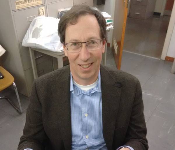 Ο ερευνητής στο CERN Μιχάλης Κορατζίνος στην "Ε": «Tο καλύτερο έμψυχο υλικό φεύγει και δεν γυρνάει ποτέ πίσω»