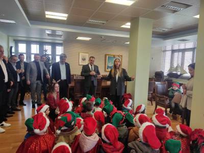 Εψαλαν τα κάλαντα στον δήμαρχο Καλαμάτας