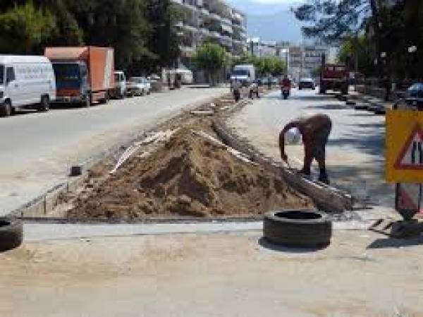 Στύλοι φωτισμού στην οδό Κρήτης