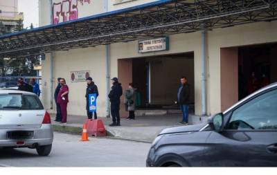 Φρίκη από γιατρό στη Λάρισα: Γονείς μου είπαν «φιλήσαμε τον γιο μας, του είπαμε να μας πάρει τηλέφωνο και αυτό ήταν»