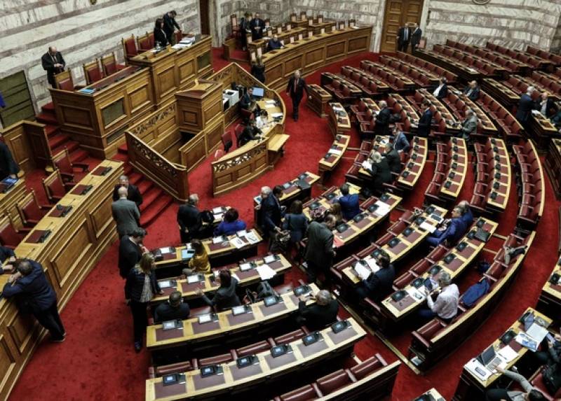 Κατώτατος μισθός: Σφοδρή πολιτική αντιπαράθεση στη Βουλή