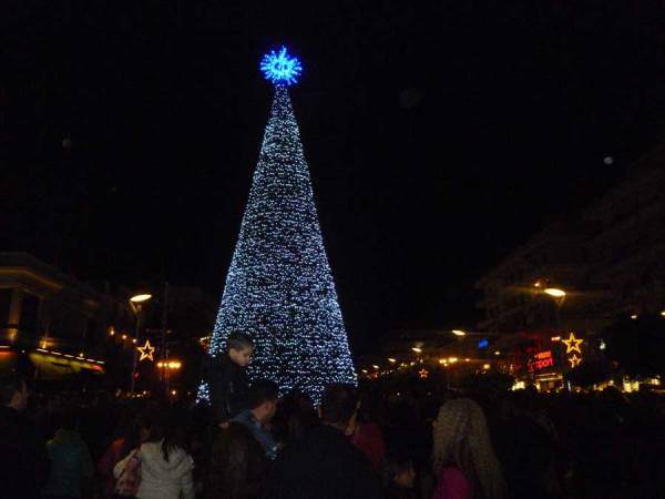 Αναψε το δέντρο στην Καλαμάτα (φωτογραφίες και βίντεο)