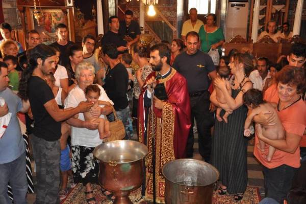 Ομαδική βάπτιση στην Καρποφόρα