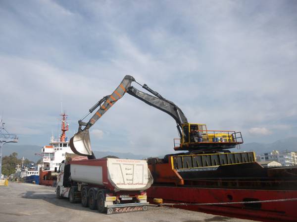 Υλικά για ασφαλτόστρωση του Λεύκτρο - Σπάρτη ξεφορτώθηκαν στην Καλαμάτα