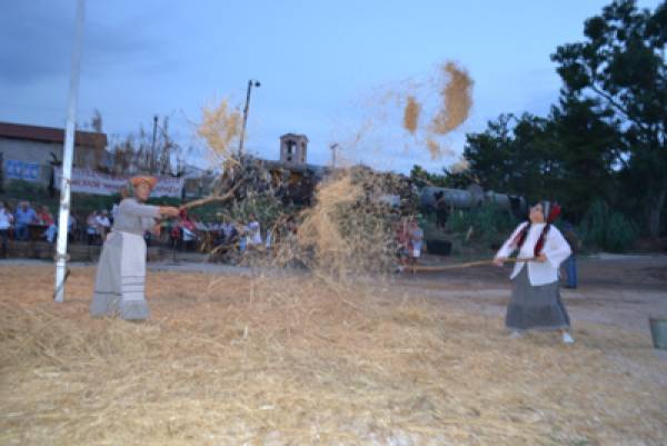 Στο "Τρενοτεχνείο": Παραδοσιακό αλώνισμα για το αυγουστιάτικο φεγγάρι (Φωτογραφίες)