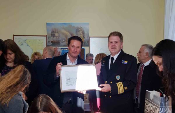 Κόντρα Νίκα - Τατούλη στην κοπή της πίτας του Λιμεναρχείου Καλαμάτας (βίντεο)