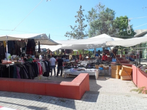 Αναβολή για τη Δευτέρα πήραν οι 26 μικροπωλητές που συνελήφθησαν στη λαϊκή