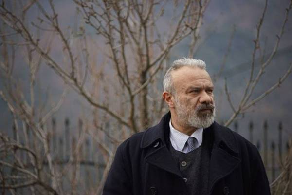 Ο ποιητής Δημήτρης Κοσμόπουλος στην “Ε”: “Ολοι μας τελούμε μέσα στο καθεστώς της απέραντης αλληλεγγύης των νεκρών με τους ζωντανούς”