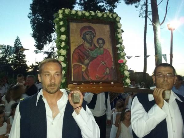 Πλήθος πιστών στην Παναγία της Βλαχέρνας