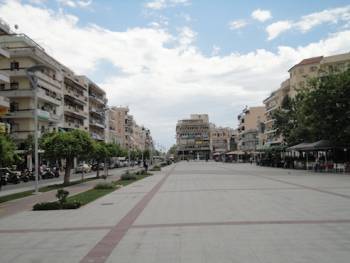 Την Παρασκευή μπαίνουν παγκάκια στην πλατεία