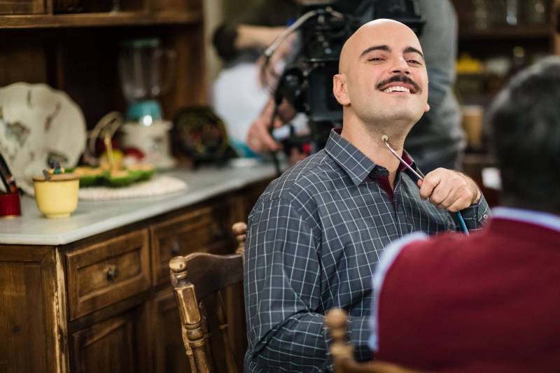 Ο ηθοποιός Λεωνίδας Μαράκης στην «Ε»: “Μαγεύτηκα από τη Μεσσηνία όταν ήρθαμε για τα γυρίσματα”