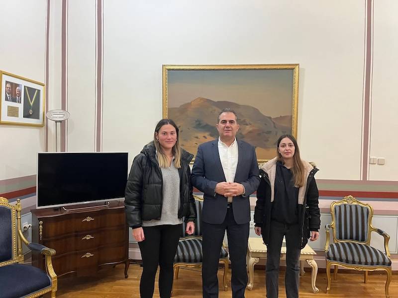 Στάση λεωφορείου με σκέπαστρο στην Εστία