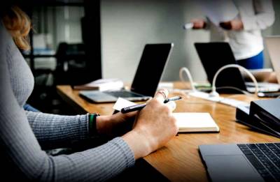 Χρονογράφημα: Πρόσληψη και αρραβώνας μαζί