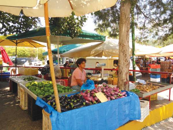 Λίγα ψώνια ακόμη και στη λαϊκή αγορά