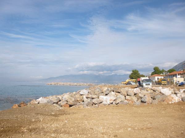 Συμπληρωματική σύμβαση για την προστασία της ακτής στη Μικρή Μαντίνεια